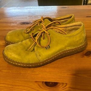 Women's Vintage born green
suede leather Oxford shoe size 7